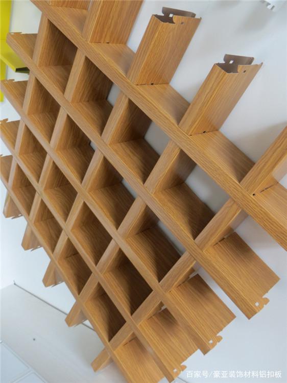 木纹铝格栅厂家 餐厅铝格栅天花价格 铝格栅装饰材料